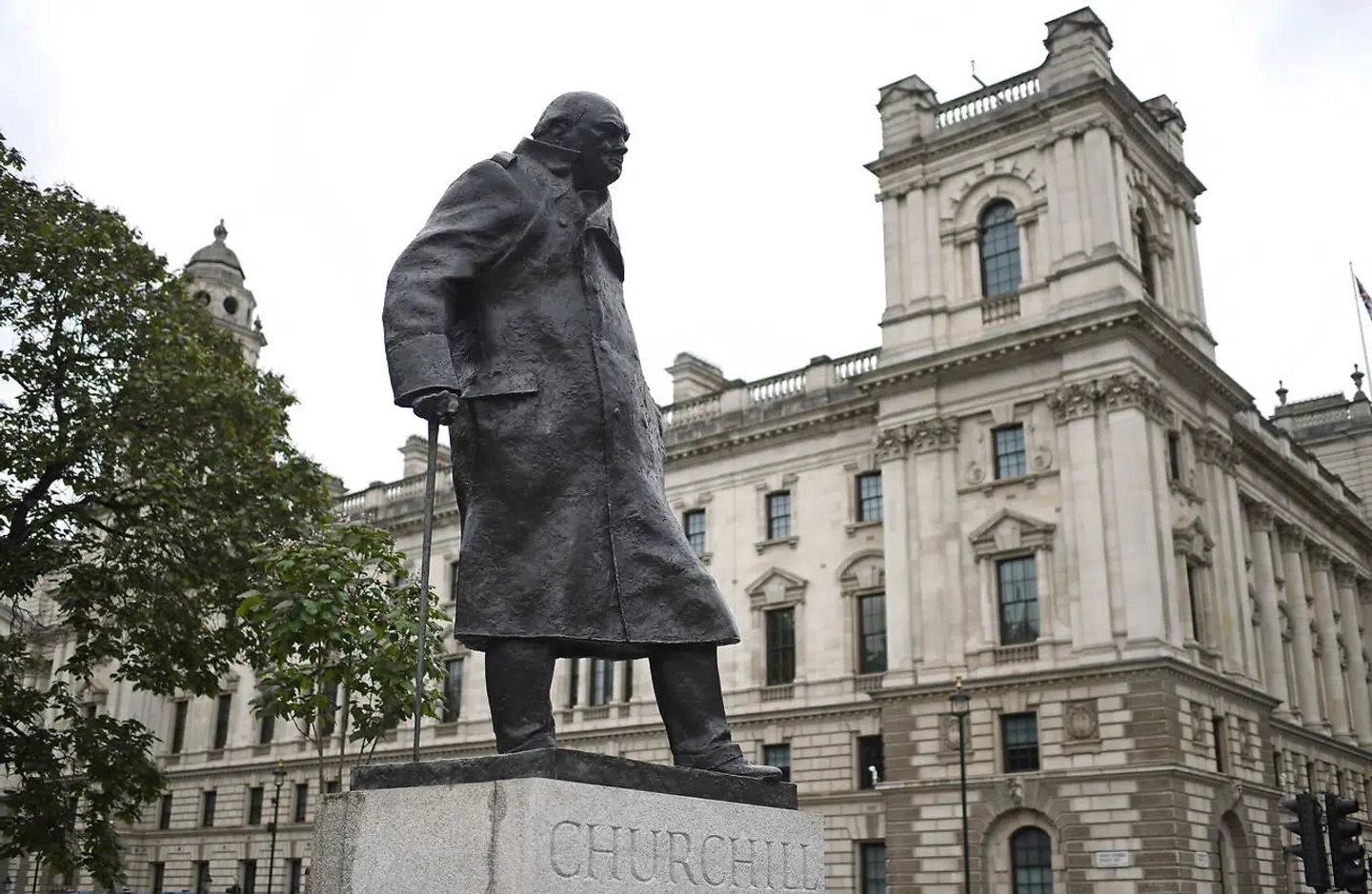 »Churchill var i krigsårene under et enormt pres og sagde formentlig nedsættende ting om inderne 'off the record'. Men Churchill nærede intet had til indere. Han tvivlede derimod alvorligt på hinduernes vilje og evne til som den store majoritet at kunne styre landet uden groft at diskriminere millioner af muslimer og kasteløse,« skriver Jens Rixen.