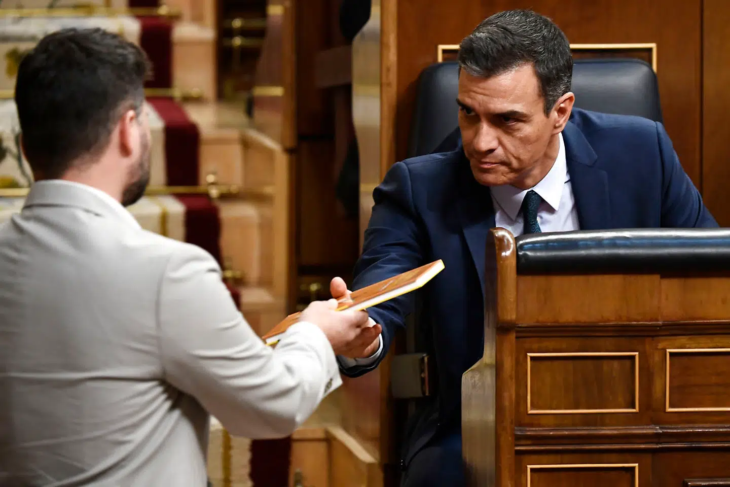 Pedro Sánchez, der her modtager en bog fra Esquerra Republicanas ordfører i det spanske parlament, Gabriel Rufian, har ved flere lejligheder støttet sig til de catalanske separatisters stemmer. Ikke desto mindre foregik angrebet mod Torrents telefon, efter at han havde overtaget regringsmagten.