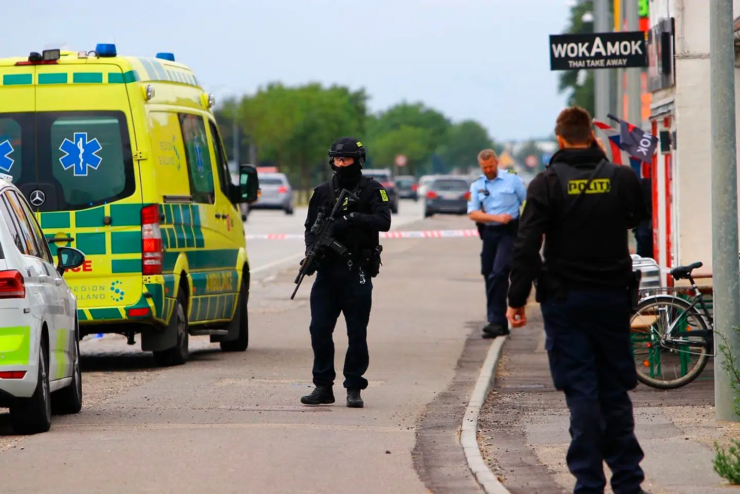 En 20-årig kvinde er tirsdag eftermiddag fundet død i en lejlighed på Københavnsvej i Køge. Politiet formoder, at der er tale om drab og har anholdt tre mænd, der var på gerningsstedet.