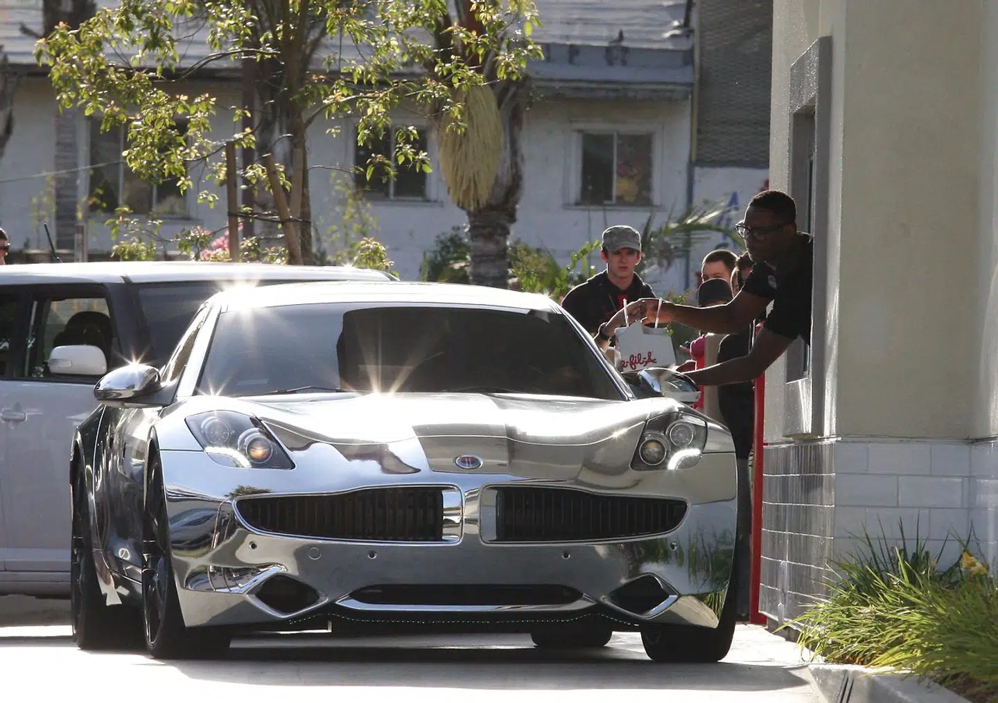 I dette billede fra 2012 henter Justin Bieber og Selena Gomez takeaway i Los Angeles i Biebers spritnye kromindpakkede Fisker Karma.