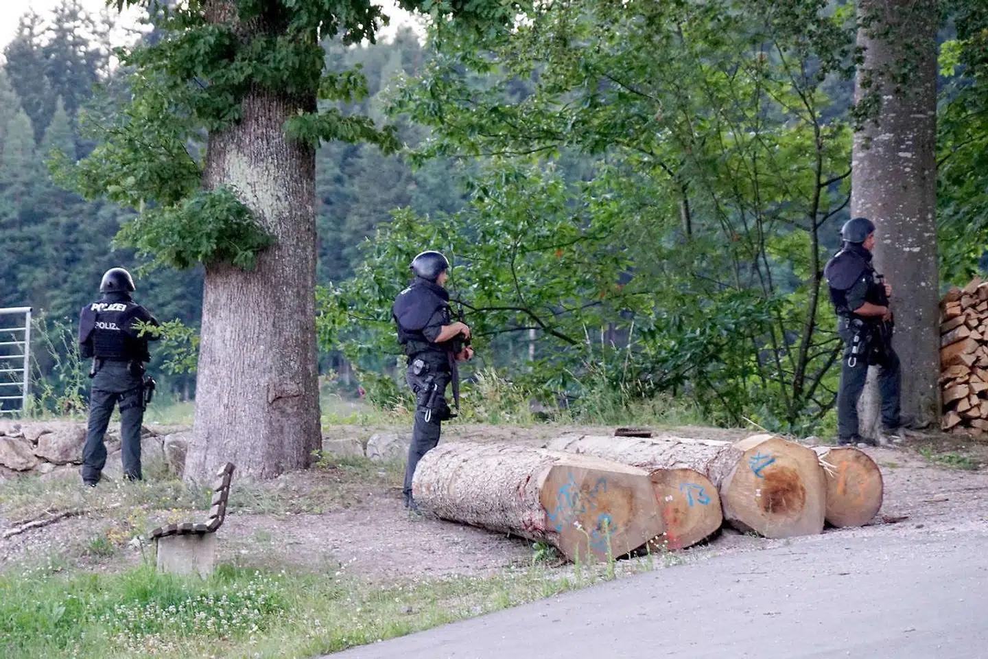 Den 31-årige mand, som tysk politi på tredje dag er på jagt efter, er tidligere kendt af politiet – blandt andet for ulovlig våben besiddelse.