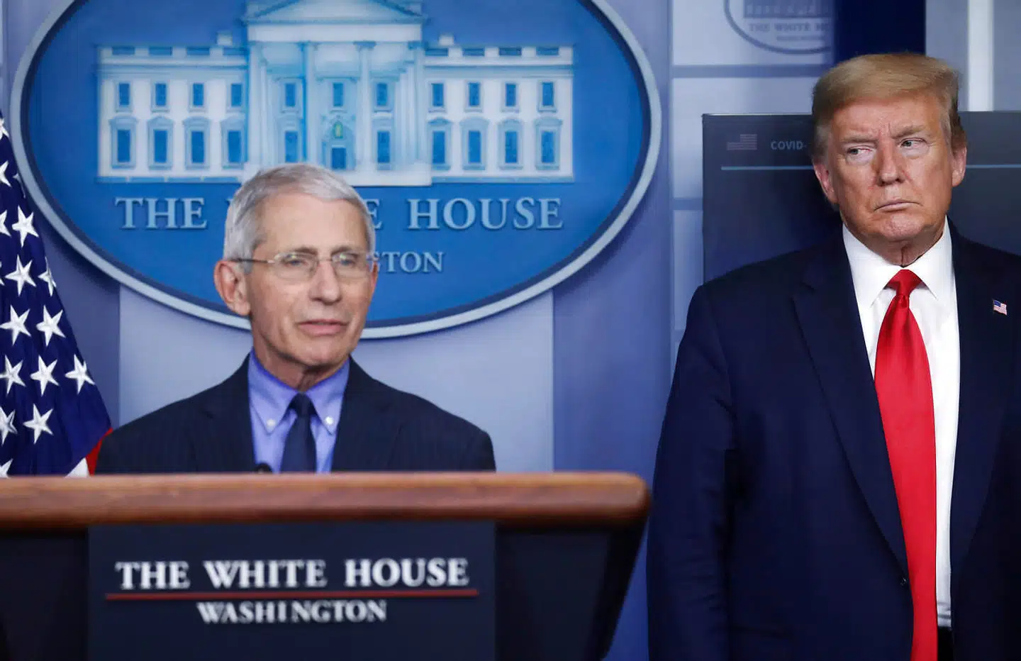 Præsident Donald Trump ser skævt til Anthony Fauci under et pressemøde i Det Hvide Hus i april. Fauci inviteres ikke længere til at deltage i pressemøder og holdes så langt væk som muligt. Men han er ikke bleg for at sige sin mening – til Trumps store irritation.