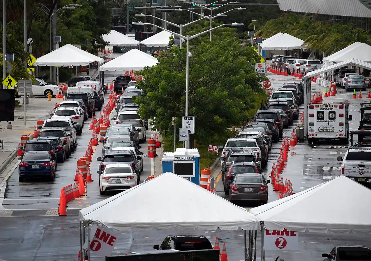 Bilister holder i lange køer ved Miami Beach i Florida – et af USAs nye epicentre for coronavirussen – for at blive testet for covid-19. Antallet af tilfælde er eksploderet i solskinsstaten.