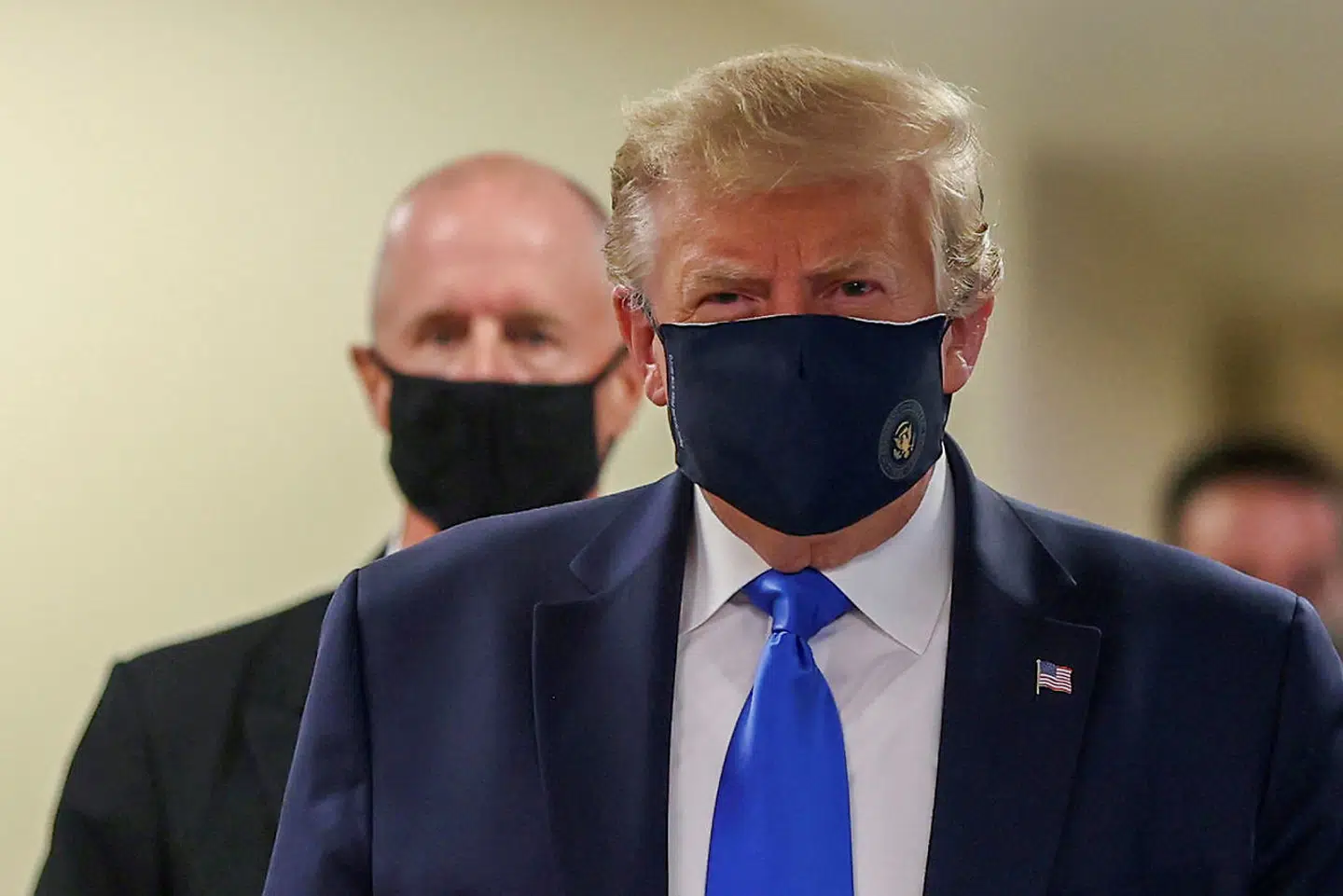 Præsident Donald Trump bar en maske, da han lørdag besøgte Walter Reed National Military Medical Center i Bethesda i Maryland. Tidligere har han gjort nar ad Demokraternes præsidentkandidat, Joe Biden, for at bære maske.
