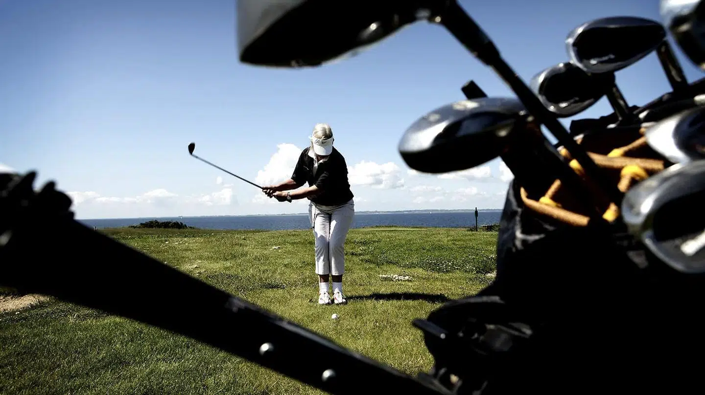Det kan være godt at spille golf som senior. Men for den danske økonomi er det betydelig fordel, hvis flere danskere over 65 år bliver på arbejdsmarkedet. Det har vi haft stor succes med de senere år, men flere frygter, at coronakrisen kan ødelægge den udvikling. Arkivfoto: Jeppe Bøje Nielsen/Ritzau Scanpix