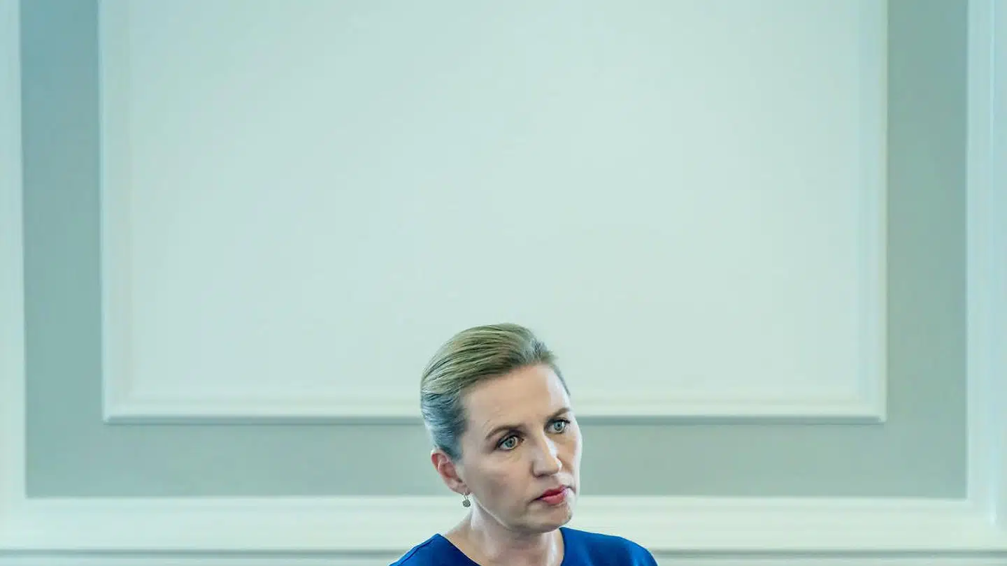 Statsminister (S) Mette Frederiksen på sit kontor på Christiansborg. De Konservative og Venstre mener, at det er en fejlslutning, når statsministeren mener, at der må flere ressourcer til for at løse problemer som dem på plejehjemmet Kongsgården i Aarhus.