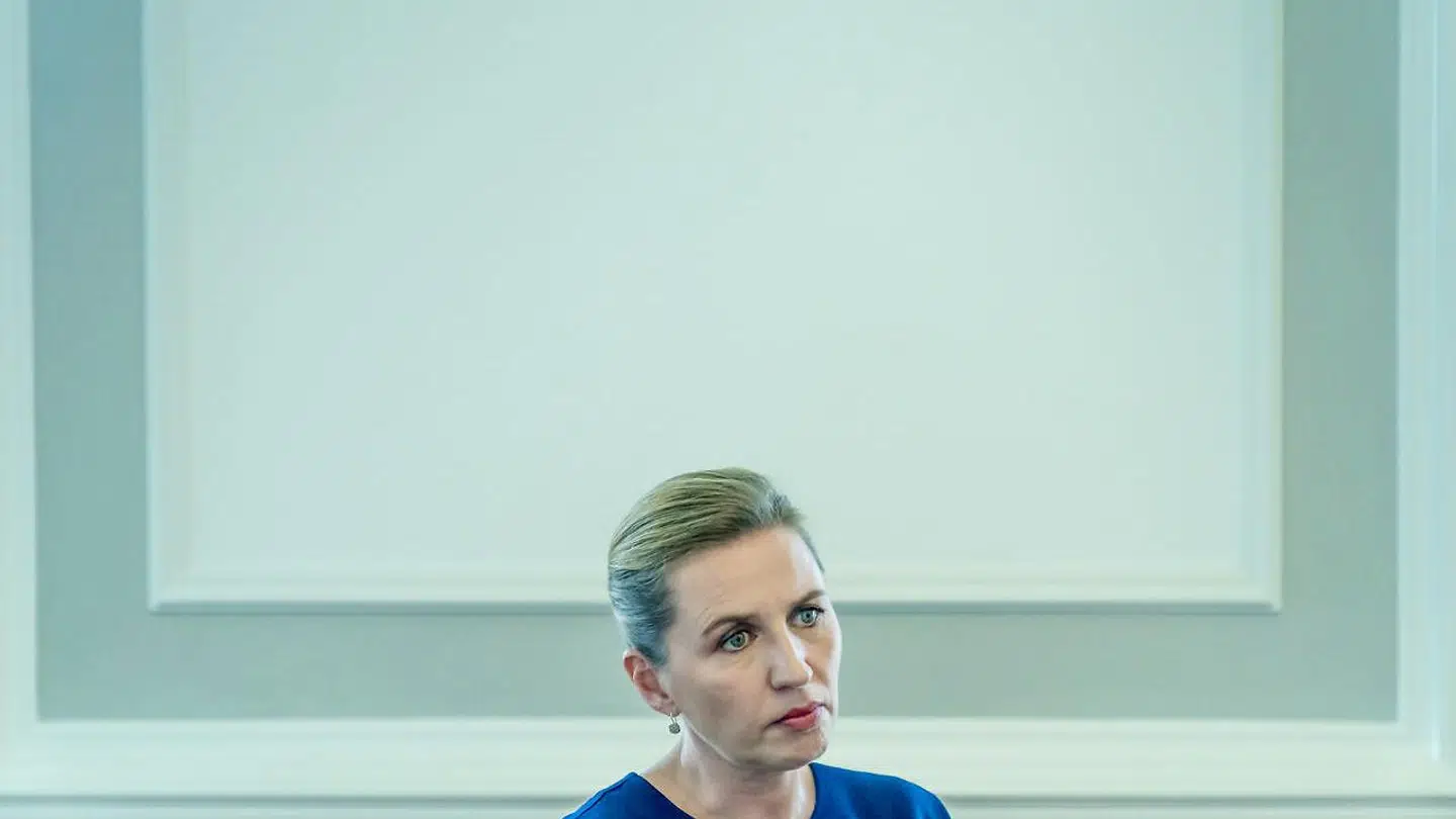 Statsminister (S) Mette Frederiksen på sit kontor på Christiansborg. De Konservative og Venstre mener, at det er en fejlslutning, når statsministeren mener, at der må flere ressourcer til for at løse problemer som dem på plejehjemmet Kongsgården i Aarhus.