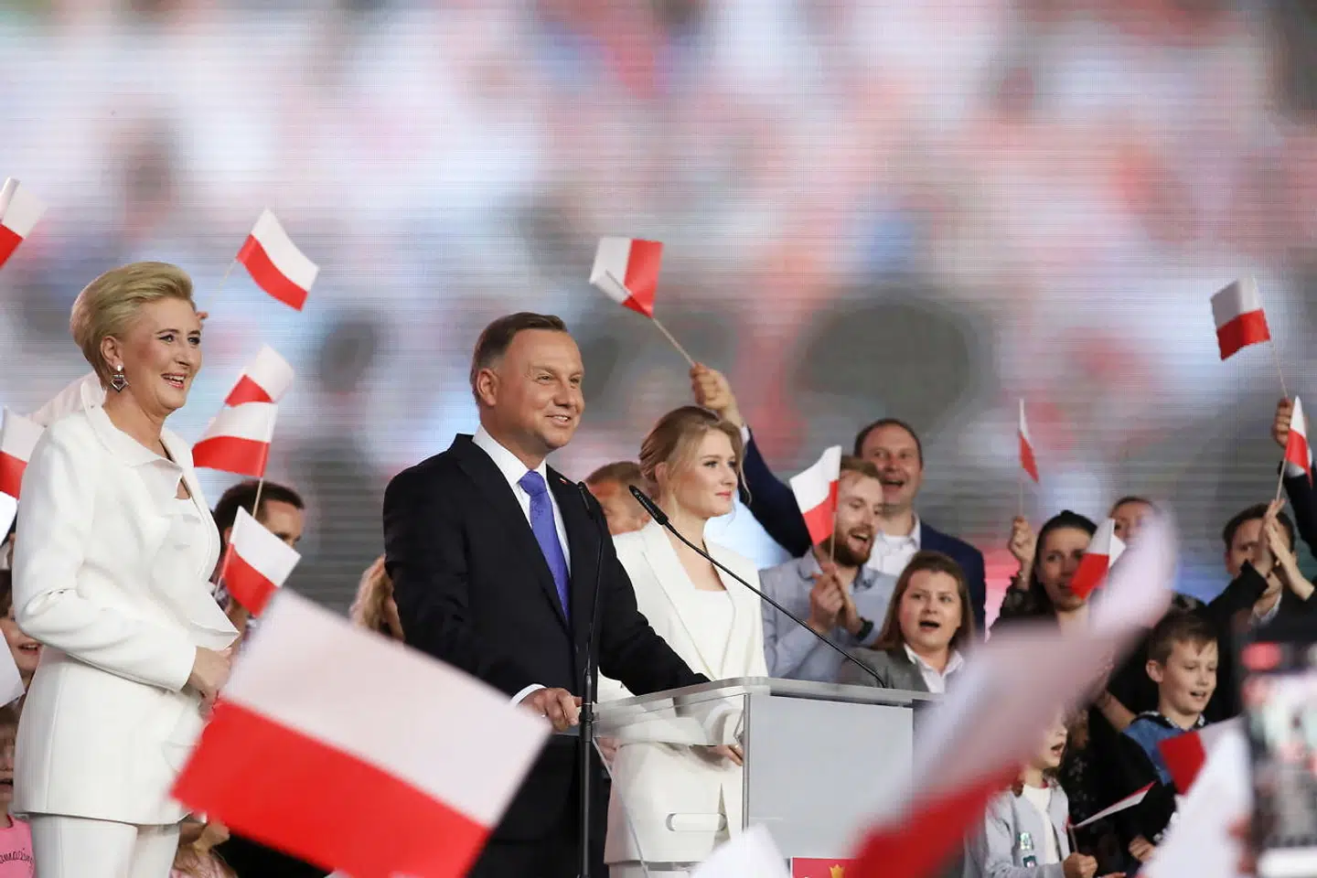 Andrzej Duda udråbte sig selv som vinder af præsidentvalget søndag aften, selv om meningsmålingsinstitutterne ikke turde gøre det før mandag morgen. Den 48-årige præsident har ført en brutal valgkamp.