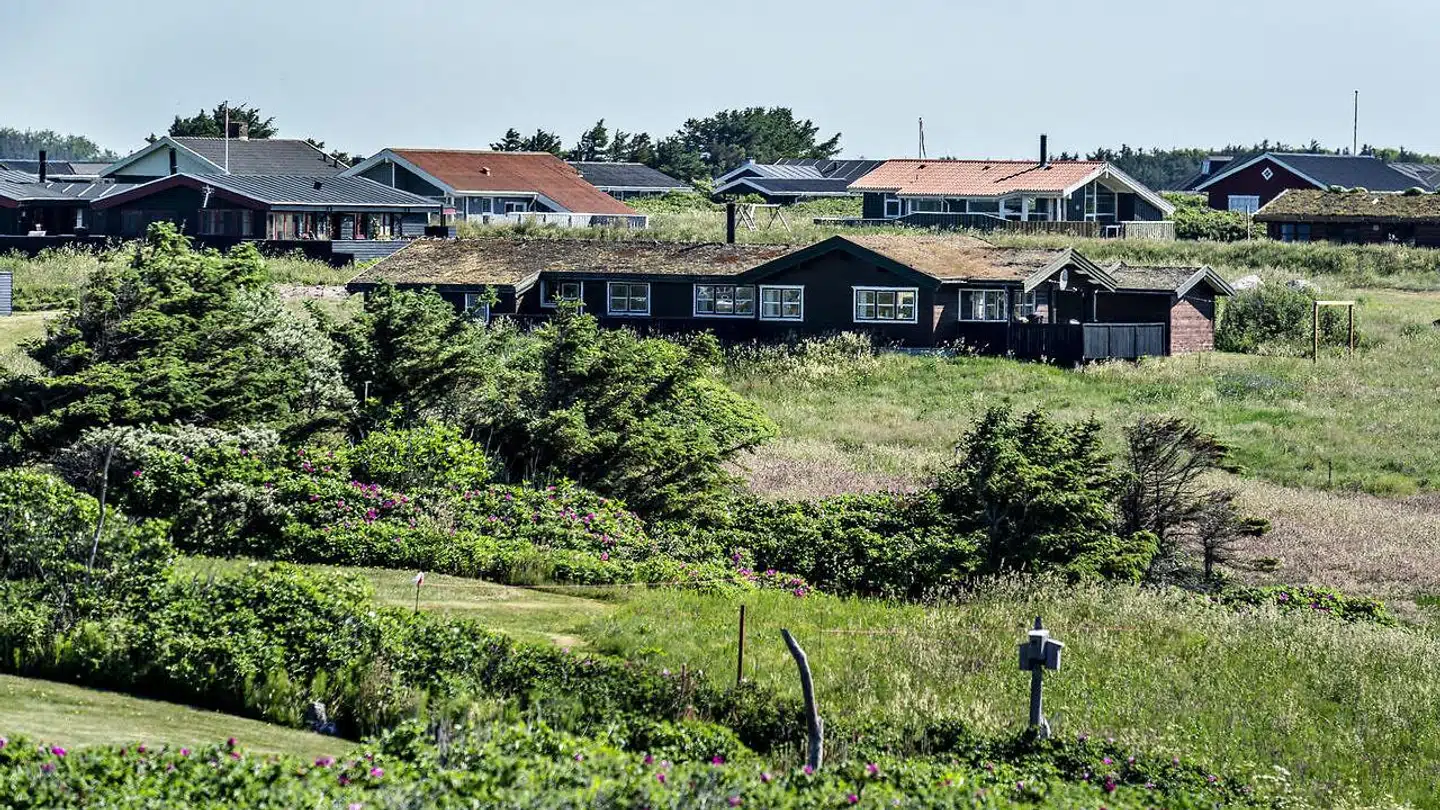 Der er historisk megen rift om de danske sommerhuse. Arkivfoto af sommerhuse i Løkken.