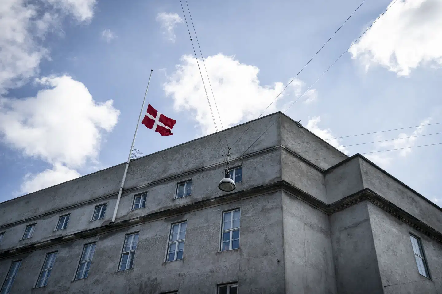 Politigården i København flagede på halv stang, efter at betjenten Magnus Buhl Hansen mistede livet i et trafikuheld på Langebro. Den tiltalte i sagen er internationalt efterlyst. (Arkivfoto). Liselotte Sabroe/Ritzau Scanpix
