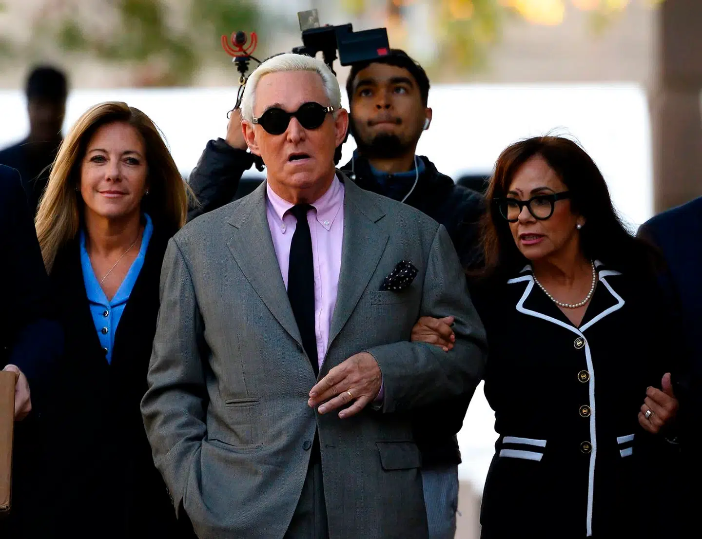 Roger Stone er tidligere rådgiver for præsident Donald Trump, og de to har været venner gennem mange år. Tirsdag skulle han være begyndt at afsone en straf på 40 måneder – men Donald Trump har netop annulleret afsoningen.