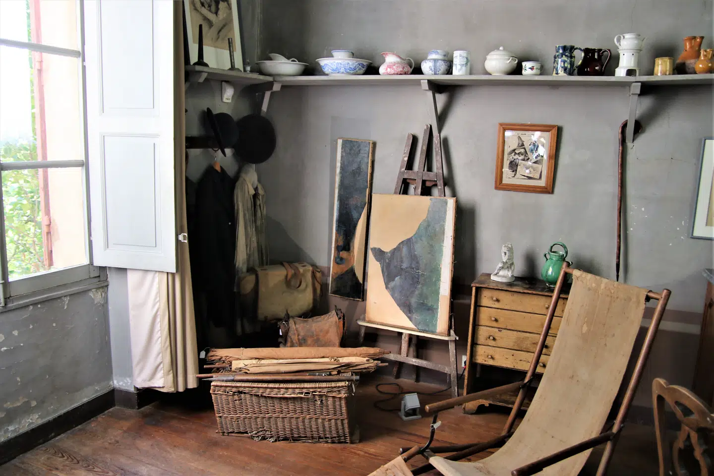 Det er værd at besøge kunstmaleren Cézannes atelier i Aix-en-Provence, der ligger en halv time i bil fra Marseille.