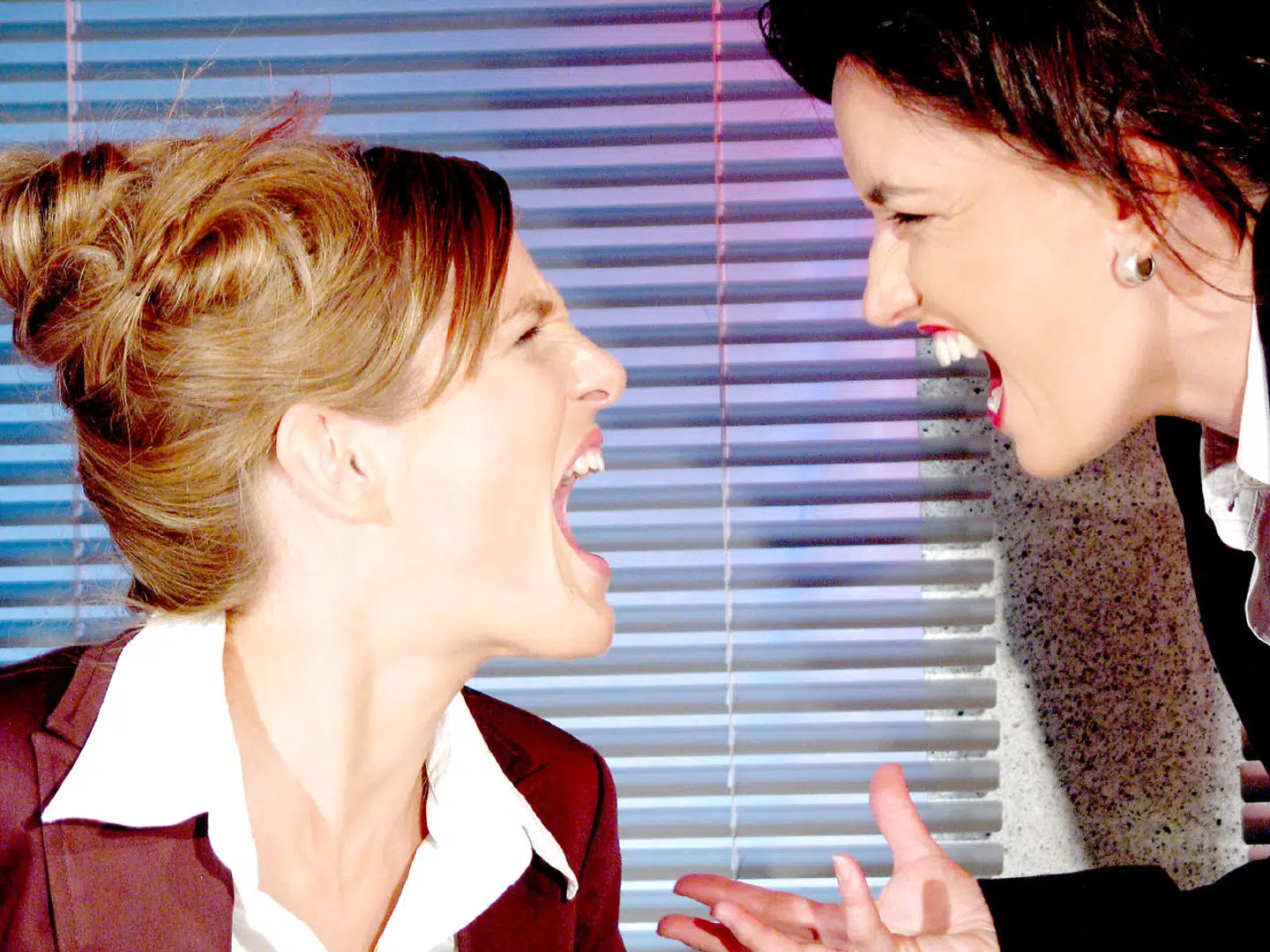 Det gælder om at holde den gode tone, når vi skal omgås hinanden. Selv om mange er veluddannede i dag, kender de ikke nødvendigvis gode dyder inden for ordentlig opførsel, skriver Anna von Lowzow.