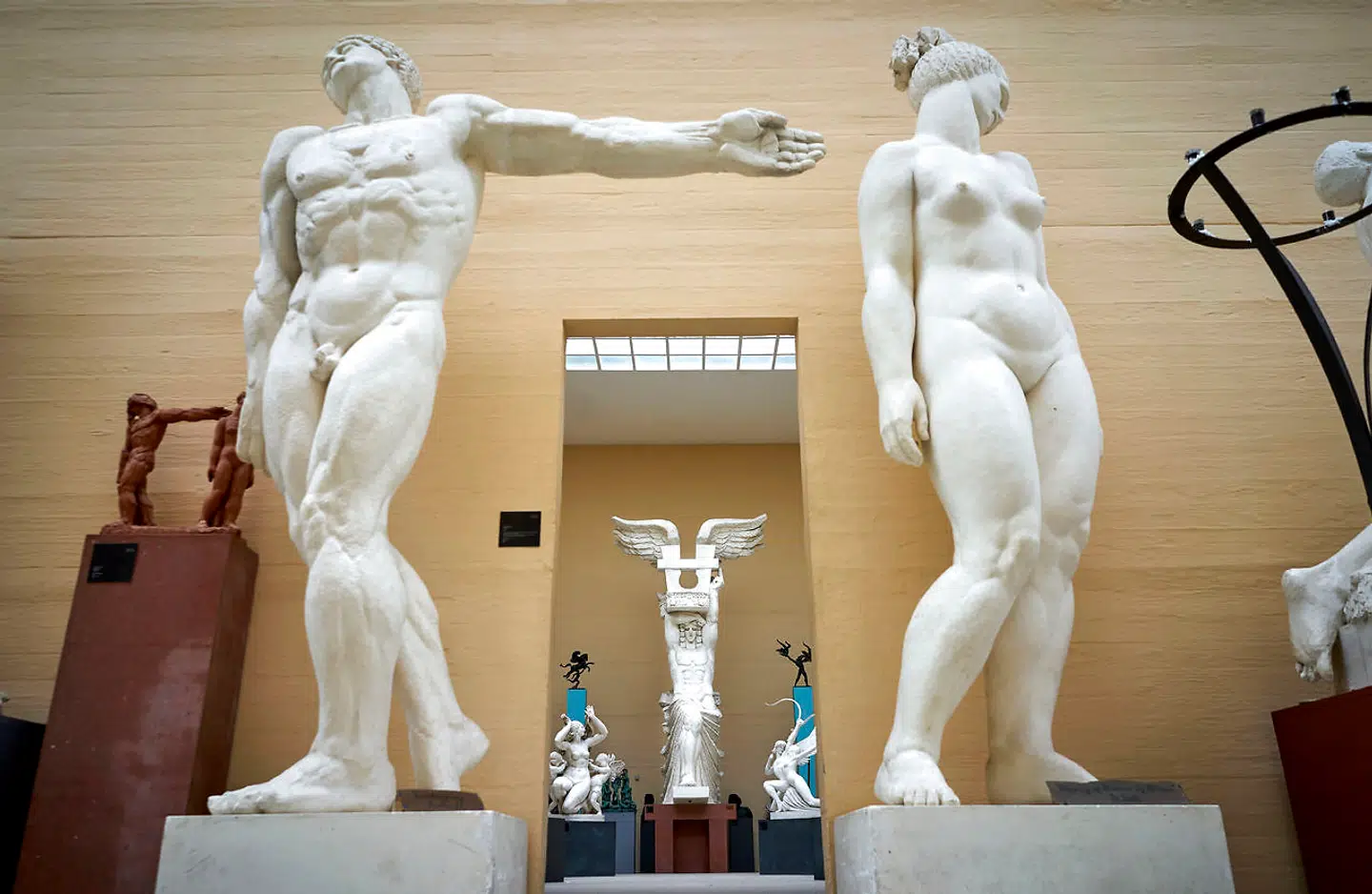 Den gryende fascisme over hele Europa gjorde ikke Tegners liv nemmere – for hans billedsprog peger somme tider i samme retning.