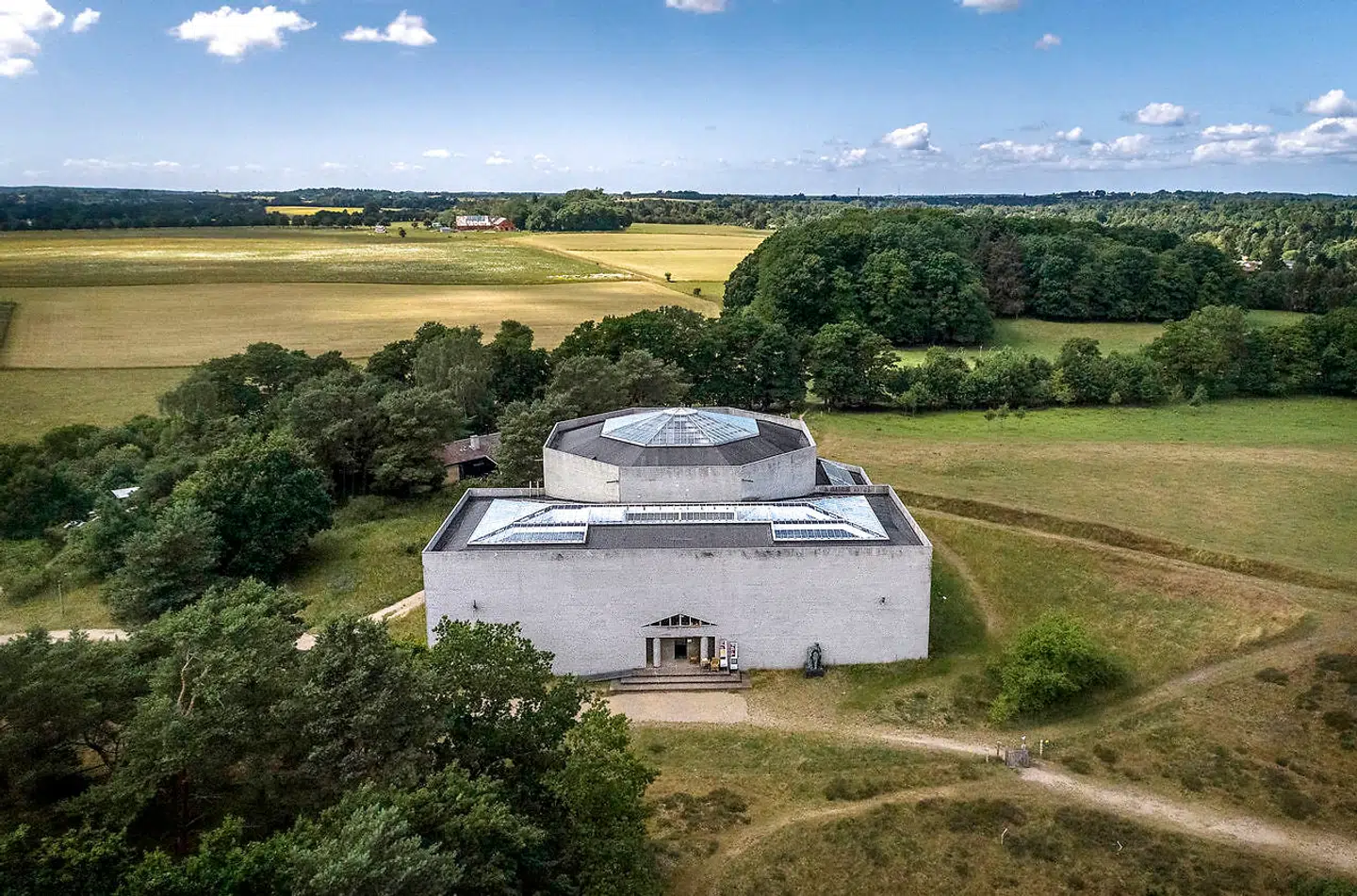 Rudolph Tegners Museum og Statuepark ligger i naturområdet Rusland med enebær og skulpturer. Bunkerens arkitektur har mange forbilleder fra alle tider. Antik møder brutalisme.