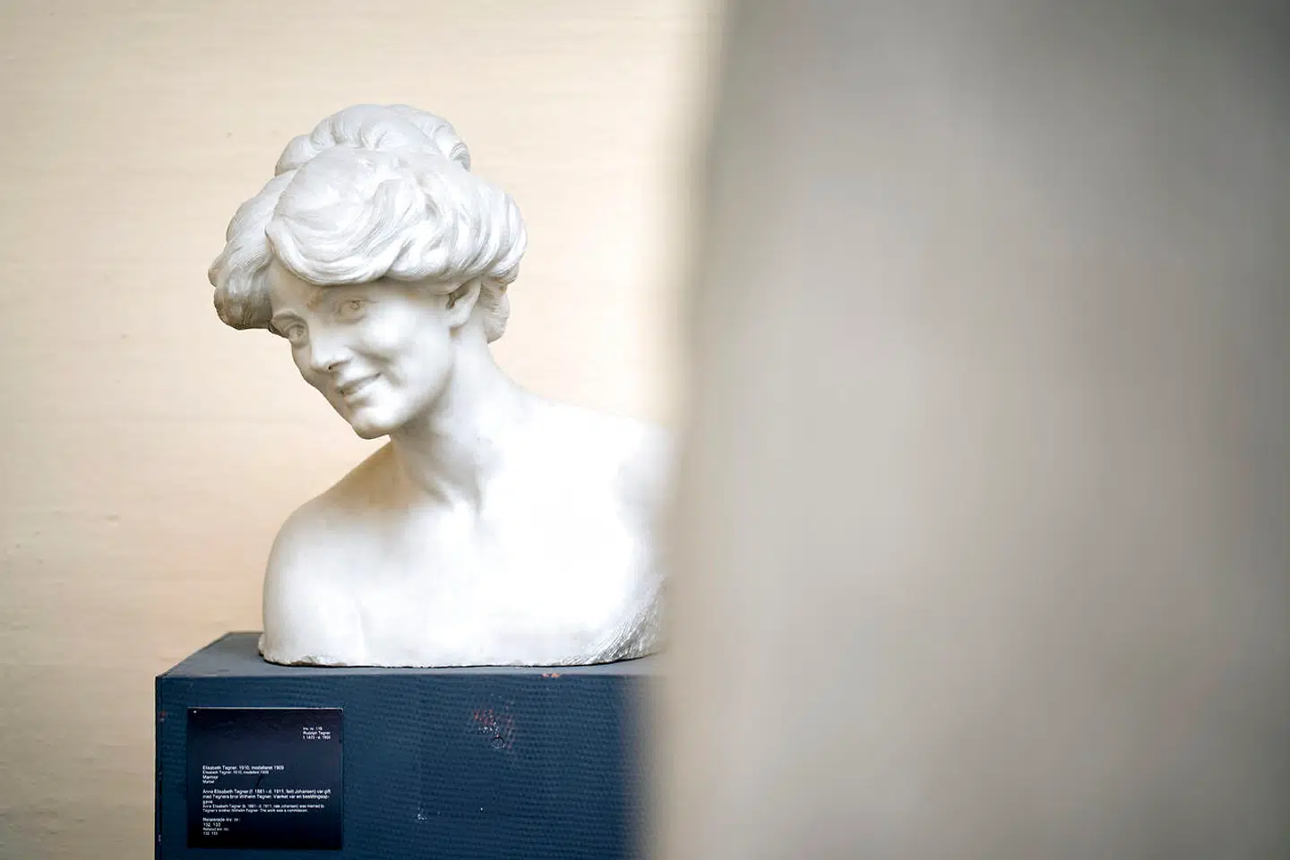 Man skal også unde sig selv et kig på de små værker fra Rudolph Tegners hånd. For de viser kunstneren fra en anden side end den brutalistiske. Som her i portrættet af hans svigerinde.