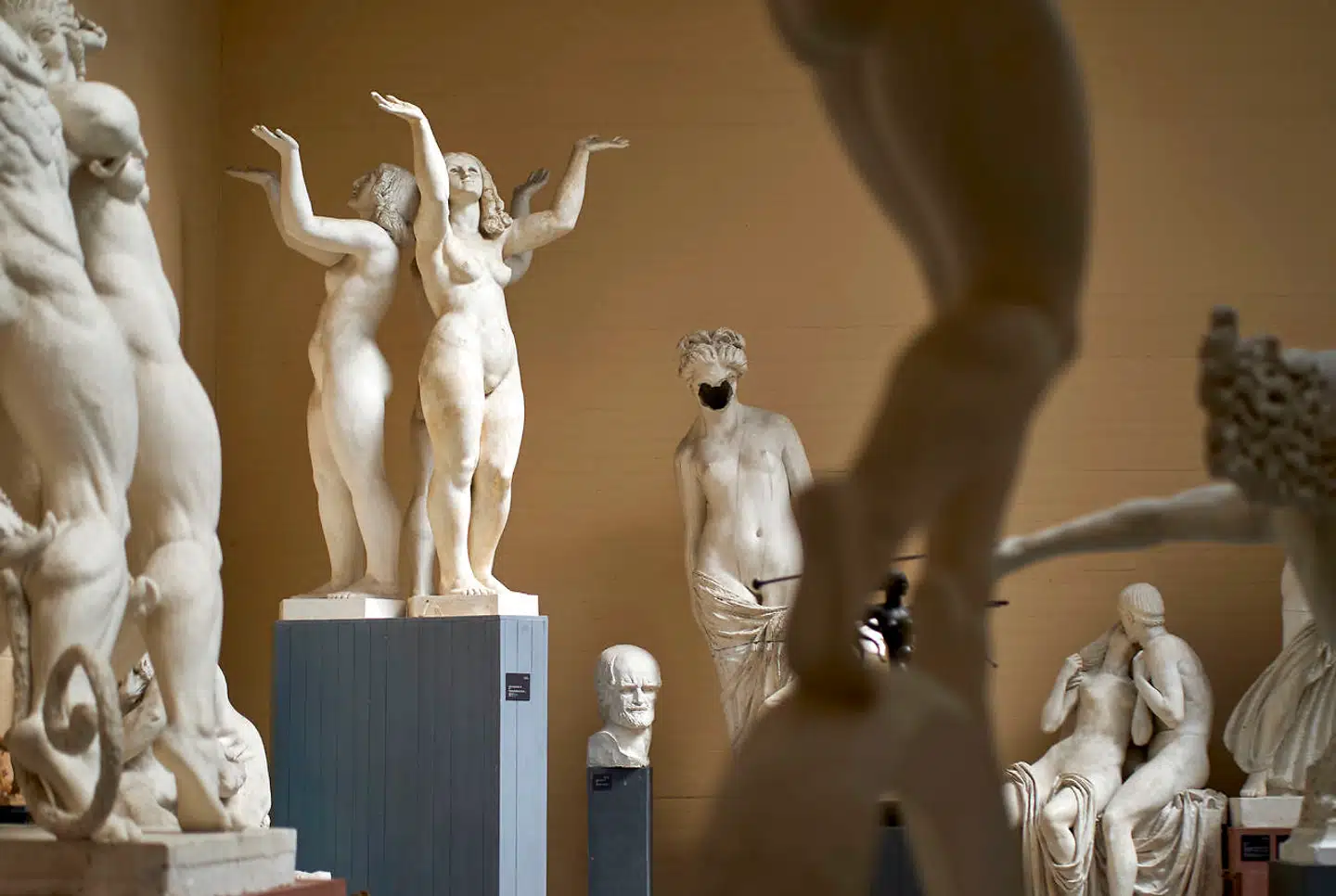 Mange af statuerne på Rudolph Tegners Museum står lidt hulter til bulter – somme tider med overraskende sammenhænge til følge.