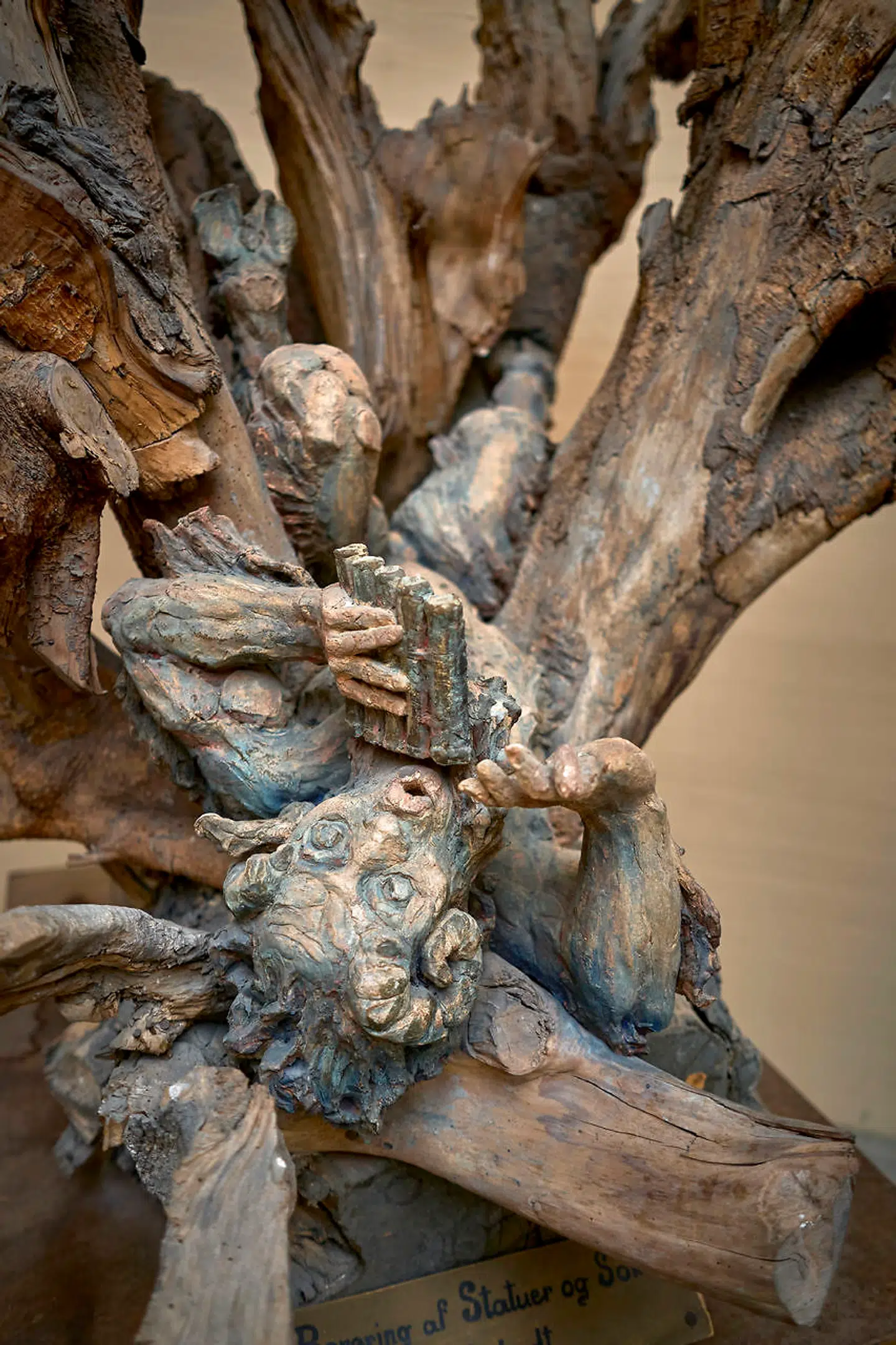 Ikke alt i Rudolph Tegners museum er gips og bronze. Her en lille trold med panfløjte.