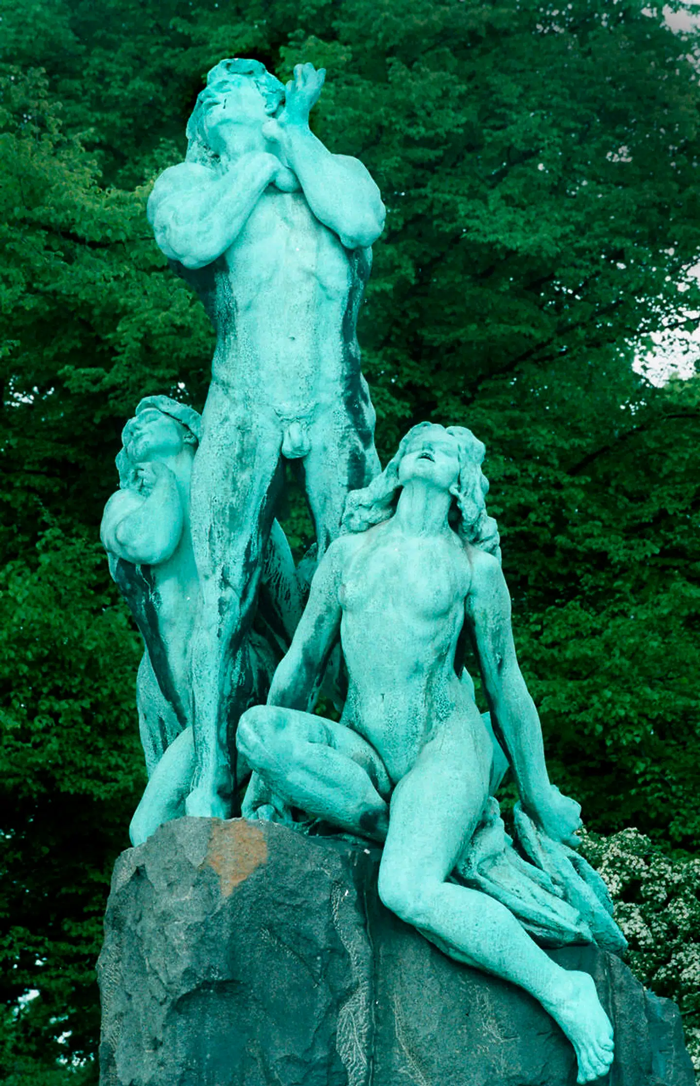 »Mod lyset« til minde om Niels Finsen står foran Rigshospitalet som Rudolph Tegners mest synlige værk i dag.