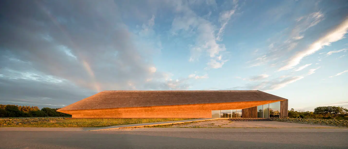 Det skulpturelle tag og de stråtækte ydermure giver Vadehavscentret sin helt specielle autoritet og stoflighed