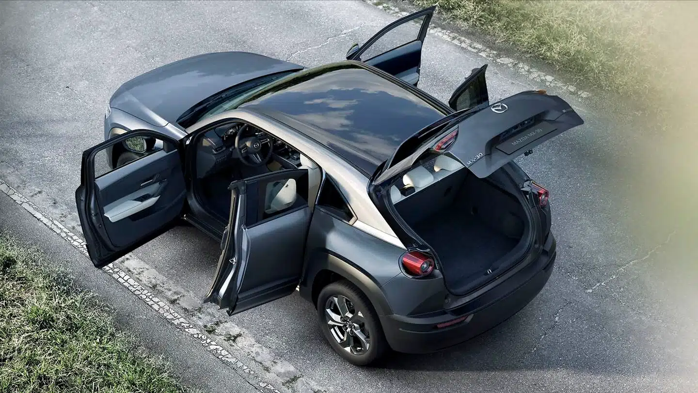 Mazda MX-30 disker op med et forførende design og en funky bagdørsløsning. Desværre går det lidt ud over den praktiske anvendelighed.