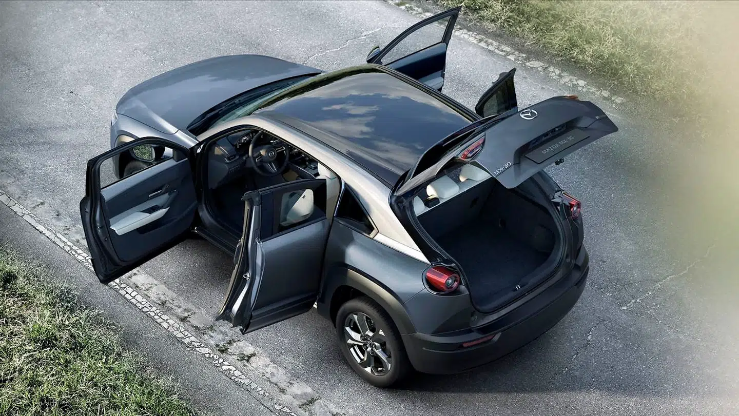 Mazda MX-30 disker op med et forførende design og en funky bagdørsløsning. Desværre går det lidt ud over den praktiske anvendelighed.