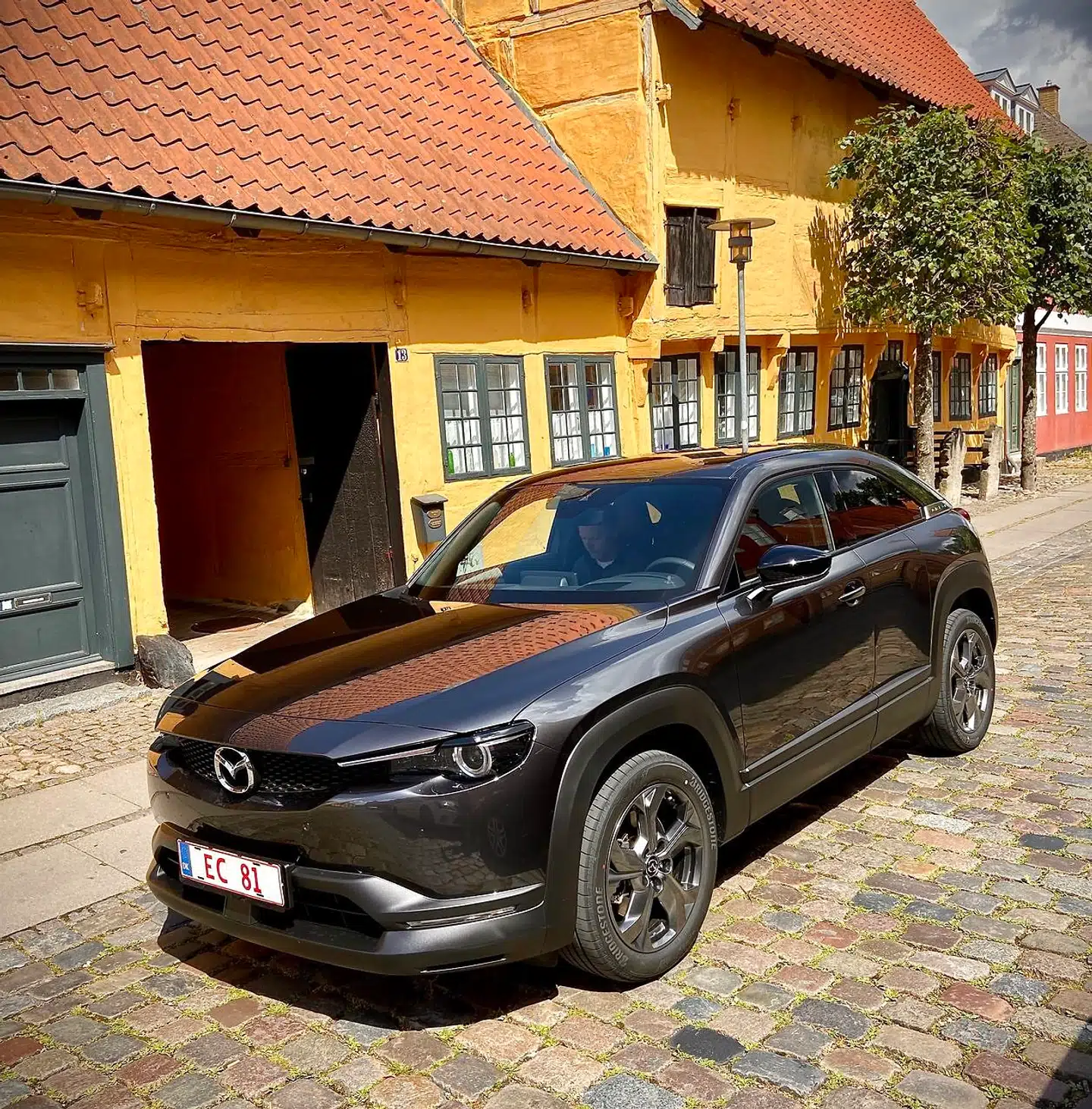 Visuelt har Mazda MX-30 en mere brysk og rå karakter end den gudesmukke Mazda 3, og det spiller meget godt overens med rollen som SUV.