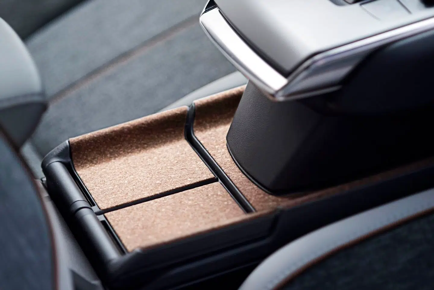 Mazda begyndte for 100 år siden som korkproducent, og som en hyldest til sin historie har japanerne benyttet masser af lækker kork i kabinen.