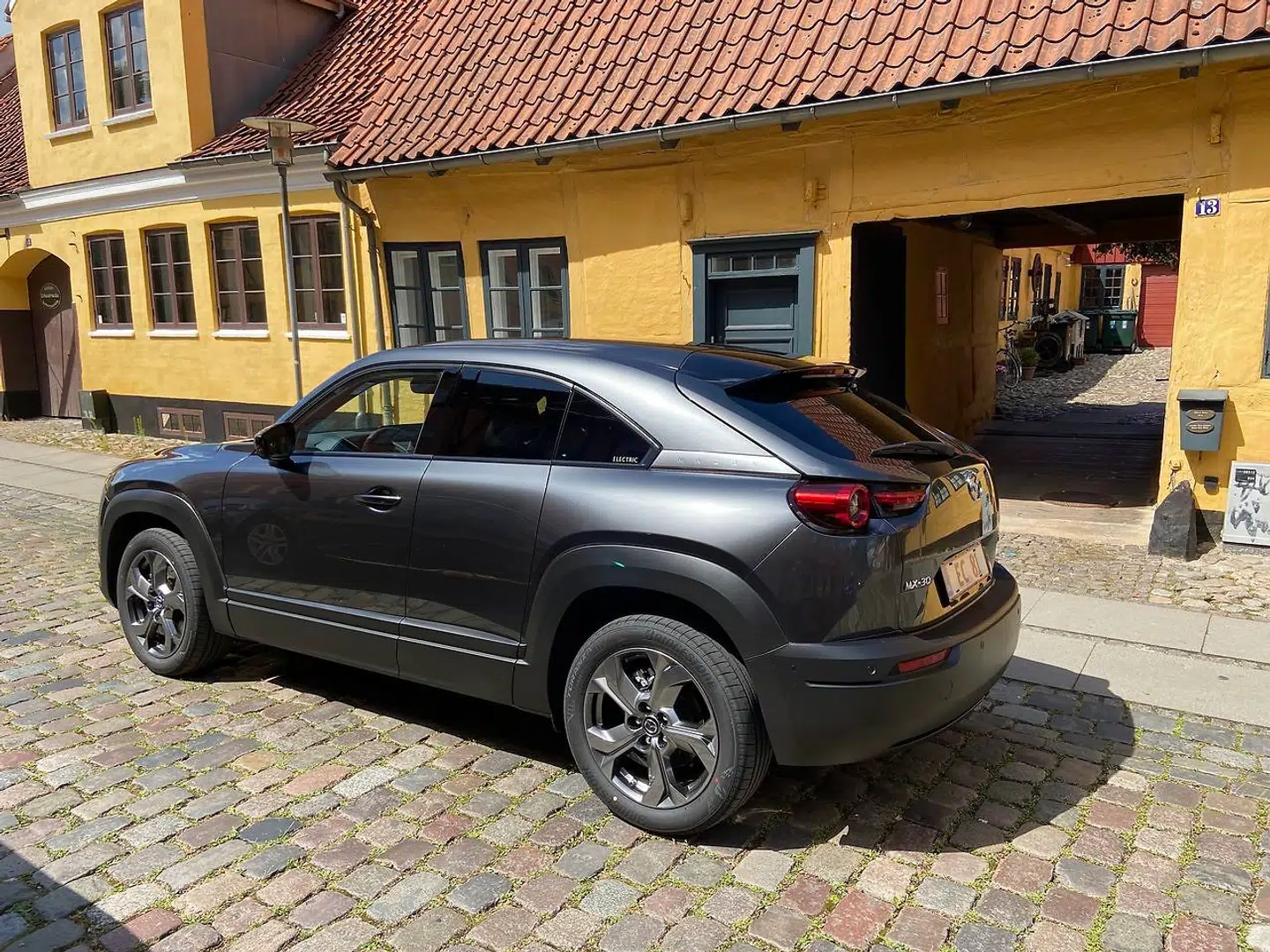 Den faldende taglinje giver en elegant profil, men den gør det svært for bagsædepassagerer, der er højere end 185 centimeter.