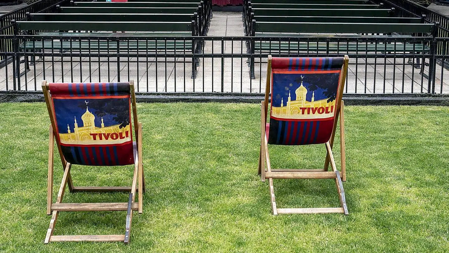 En mand med en legetøjspistol fik politiet til at rykke talstærkt ud til Tivoli lørdag aften. Manden har forklaret, at han fandt legetøjet i parken.