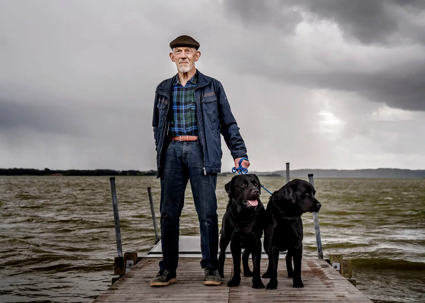 Hillerød Kommune har i løbet af de seneste fire år hældt 1, 9 milliarder liter urenset spildevand i Arresø. Søen bliver flittigt brugt af de lokale beboere, som er dybt frustrerede over forureningen. En af dem er Villy Nielsen.