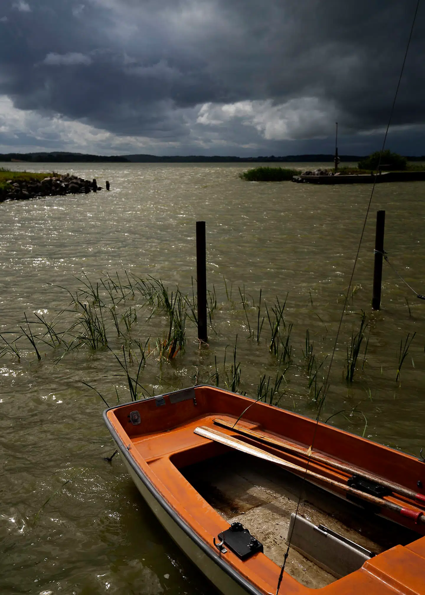 Hillerød Kommune har i løbet af de seneste fire år hældt 1, 9 milliarder liter urenset spildevand i Arresø. Søen bliver flittigt brugt af de lokale beboere, som er dybt frustrerede over forureningen.