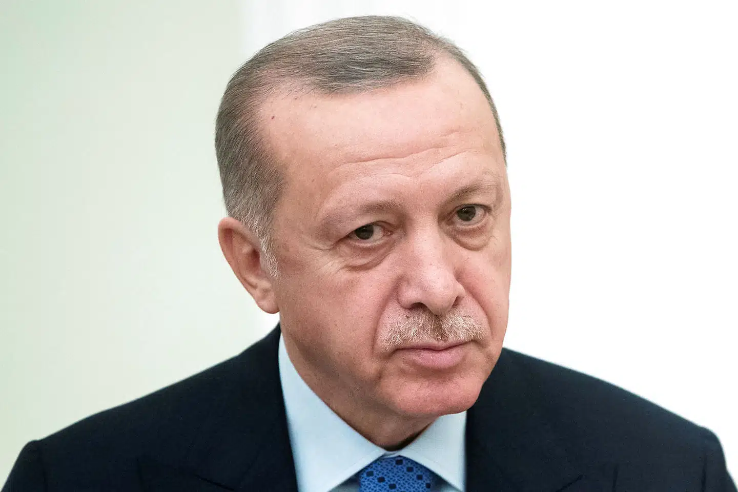 »I dag efter ti år ved magten, hvor Erdogan har fået nærmest enevældig magt og sendt hundredetusinder i fængsel, er Tyrkiet uvenner ikke alene med gamle fjender, men også med de fleste arabiske lande, med EU, med Rusland og selv USA,« skriver Hanna Ziadeh.