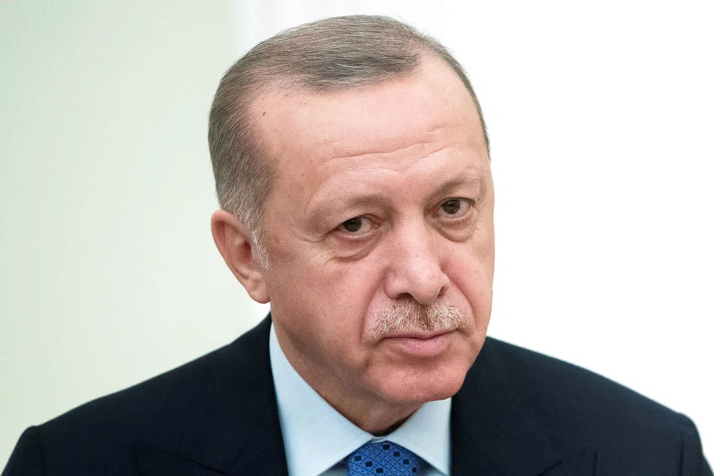 »I dag efter ti år ved magten, hvor Erdogan har fået nærmest enevældig magt og sendt hundredetusinder i fængsel, er Tyrkiet uvenner ikke alene med gamle fjender, men også med de fleste arabiske lande, med EU, med Rusland og selv USA,« skriver Hanna Ziadeh.
