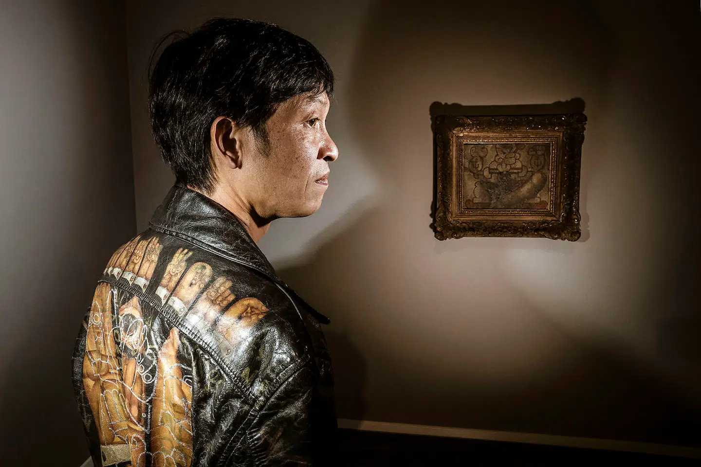 Danh Vo er født i det sydlige Vietnam i 1975. Da han var fire år gammel, flygtede hans familie fra efterkrigstidens kaos i en båd, hans far havde bygget. I dag bor og arbejder Danh Vo i Tyskland, Italien, Danmark, Japan og Mexico. Han udstiller både egne værker og værker af andre kunstnere fra sin private samling på Nivaagaard Malerisamling.