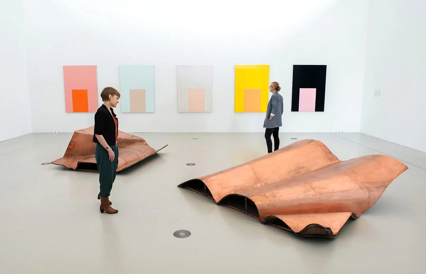 Danh Vo har blandt andet lavet kunstværket »We The People«, der består af brudstykker af en kopi af Frihedsgudinden i størrelse 1:1, som er spredt ud over hele kloden. Her fragmenter på et museum i Hamburg i Tyskland.