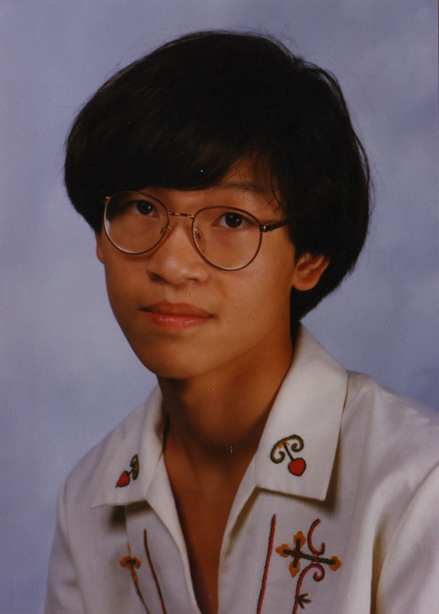 »Det her billede hadede jeg virkelig meget, og det forstår jeg godt, for jeg havde det ikke ret godt. Jeg var forvirret og usikker og havde så meget vrede i mig som teenager, så når jeg ser det her billede er det meget traumatiserende for mig. Siden har jeg altid villet bruge det som et portræt af mig, for man må gribe de traumer, man har, og konfrontere dem. Og så repræsenterer det min tid i Nivå,« siger Danh Vo.