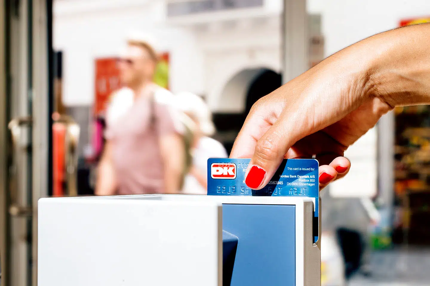 En læser har en søn, som har opbygget gæld på næsten 100.000 kr. til banken, og er interesseret i, om det vil have nogen betydning for hans kontanthjælpsbidrag, hvis han/hun hjælper sønnen.