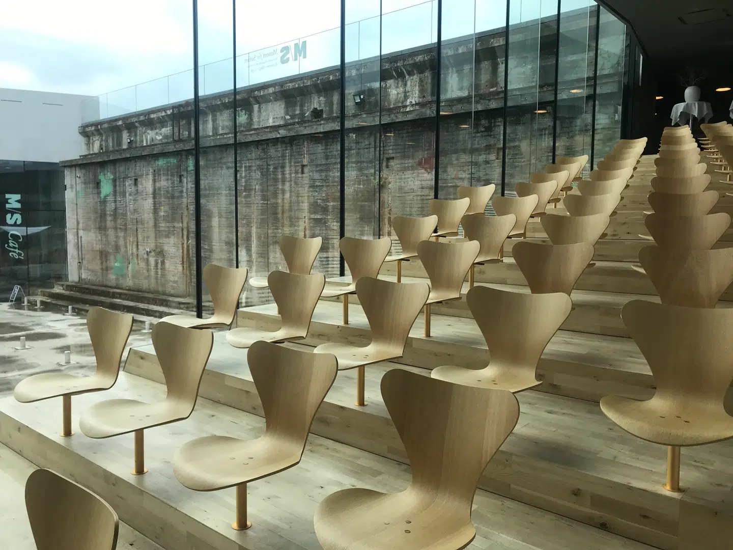 Så enkelt og smukt kan et miniauditorium indrettes. Kvalitet. Det er kodeordet.