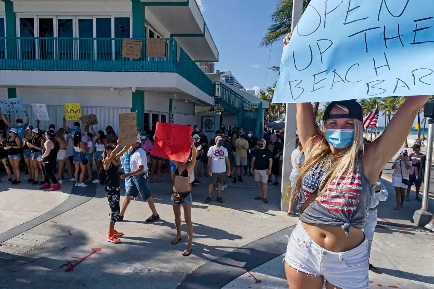 Flere stater i det sydlige USA var tidligt ude med at genåbne samfundet under coronakrisen. Og blandt andet staten Florida har haft travlt med at åbne strande og barer, selvom det – som billedet fortæller – gik for langtsomt for nogle i Fort Lauderdale, der ønskede at livet skulle vende hurtigt tilbage.