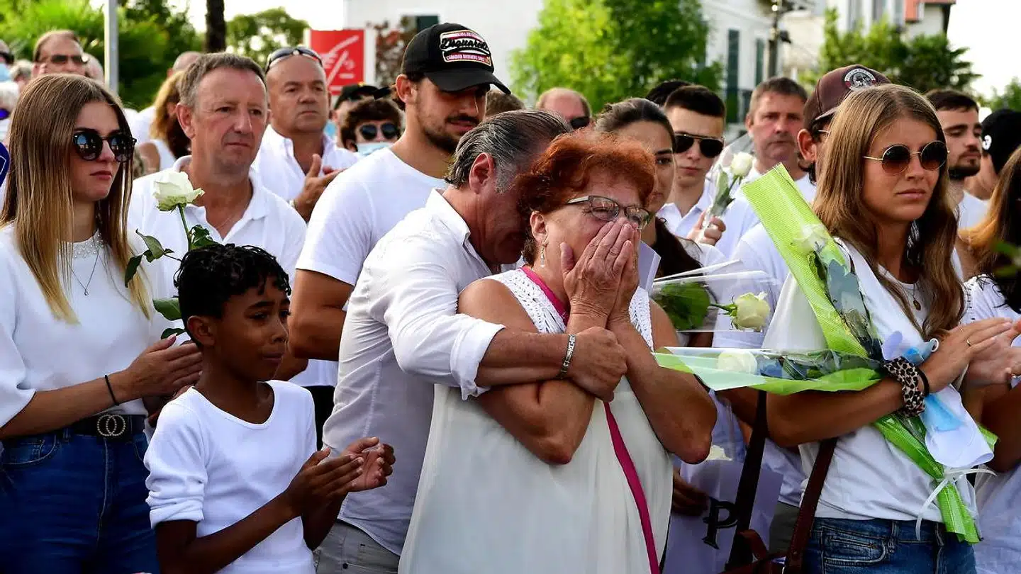 En 59-årig fransk buschauffør er død efter han blev angrebet, da han bad en passager om at bære mundbind. Her ses han svigrforældre under en sørgemarch i Bayonne. EPA/CAROLINE BLUMBERG