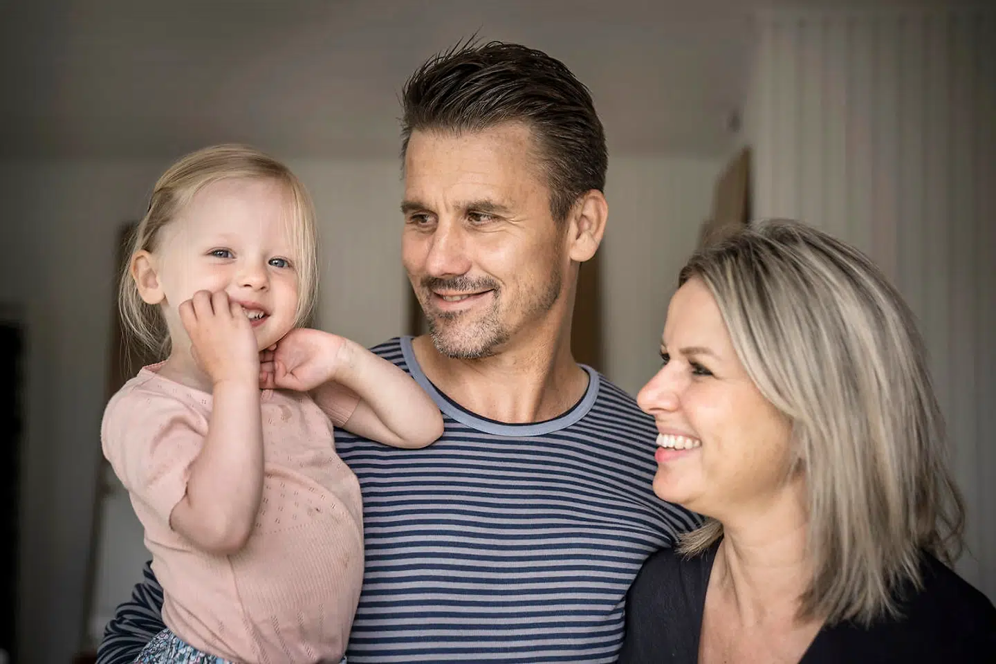 Da Danmark lukkede ned i marts, begyndte Allan og Eva Kristoffersen ligesom tusindvis af andre at se på sommerhuse på nettet. I april slog de til, og i midten af maj overtog de deres nye sommerhus, som de planlægger at sætte i stand for flere hundrede tusinde kroner. Dermed bidrager de til at få gang i dansk økonomi igen. Udover Maggie My på to år har parret Charlie på 12 år og Alberte på 15 år.