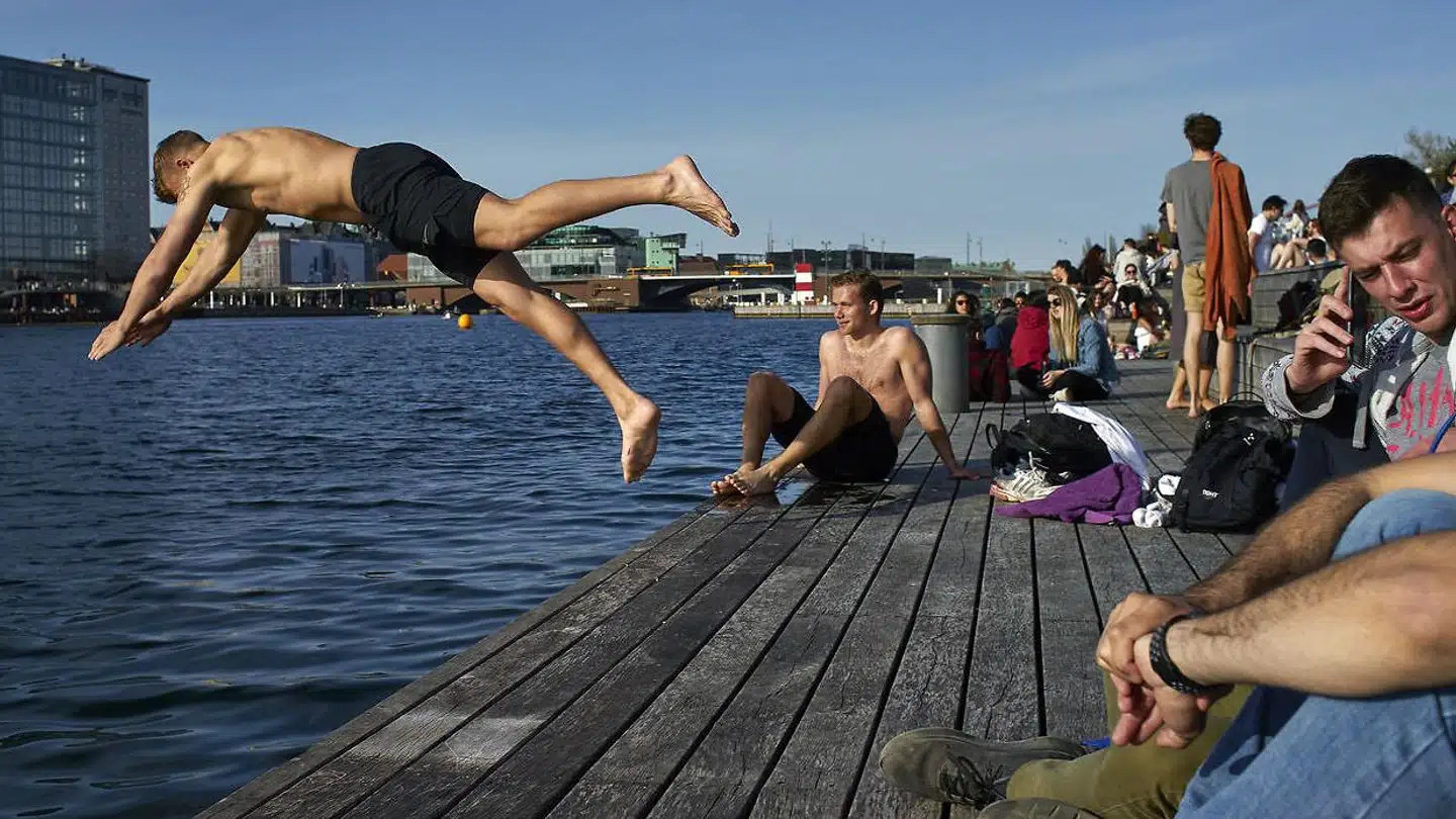 Flere partier i København ønsker, at kommunen selv skal kunne udskrive bøder, hvis en udendørs fest bliver lidt for larmende. Sådan som det blandt andet ofte er tilfældet på Islands Brygge.
