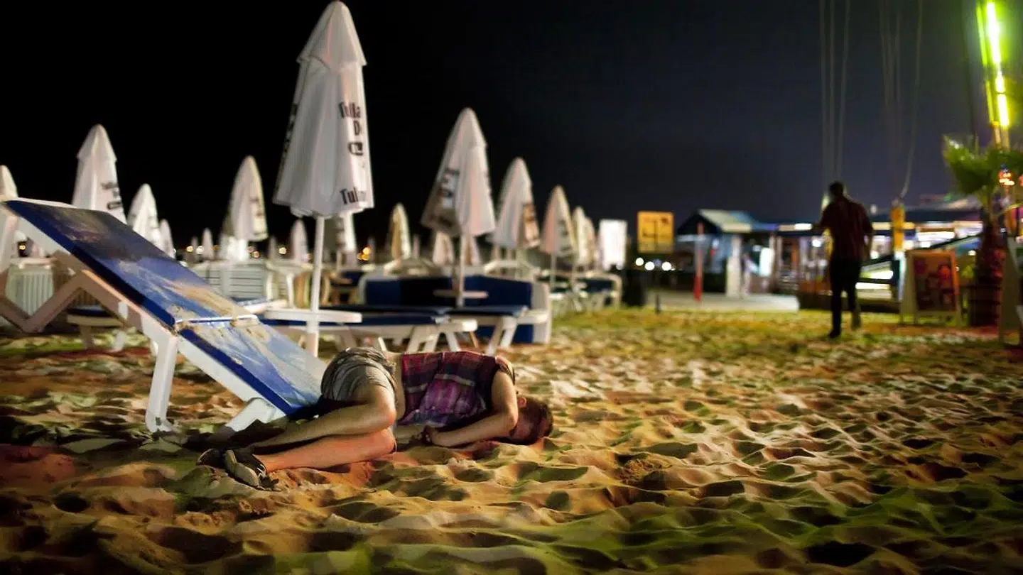 En træt mand får sig en slapper efter dagens strabadser i Sunny Beach tilbage i 2010.