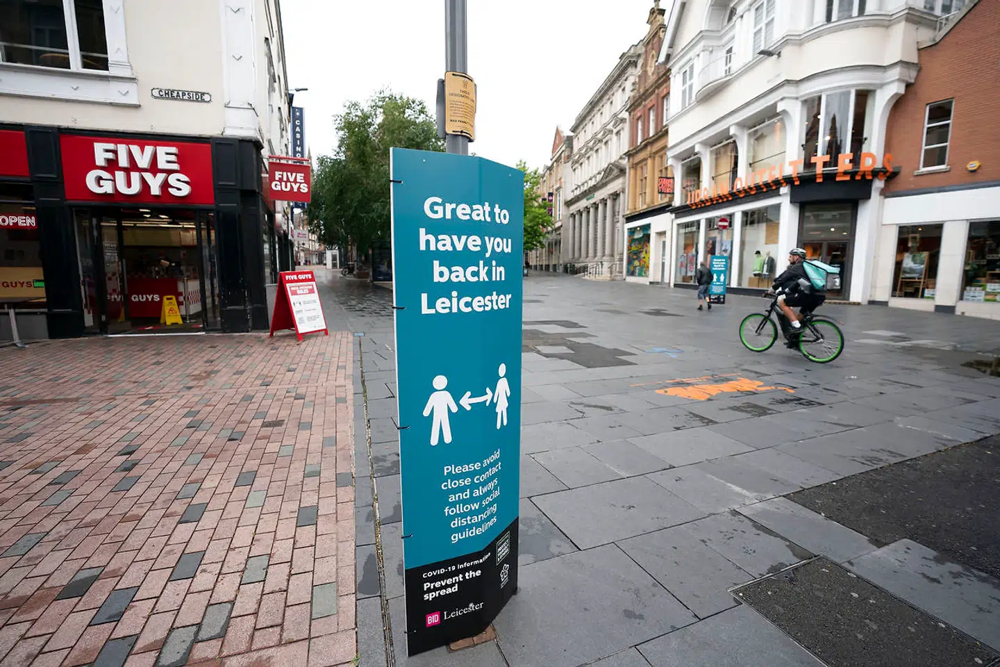 Leicester er lukket ned efter stigende coronatal. Mens resten af Storbritannien er i færd med at genåbne, vil mange butikker, barer og skoler være lukket i byen frem til 18. juni. Nu leder myndighederne efter årsagen til, at mange er blevet smittet i byen og området.