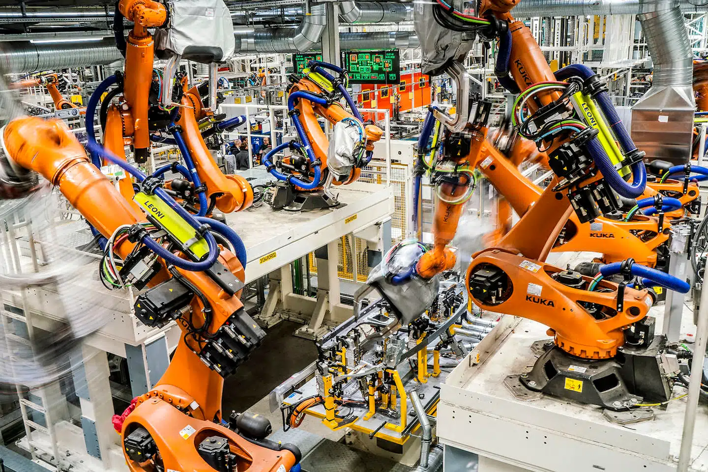 Ikke kun i Danmark er der positive tegn på, at krisen er ved at vende. Således steg den tyske industriproduktion i maj med knap otte procent. Volkswagens fabrik her i Zwickau i det sydøstlige Tyskland er også ved at finde melodien igen.