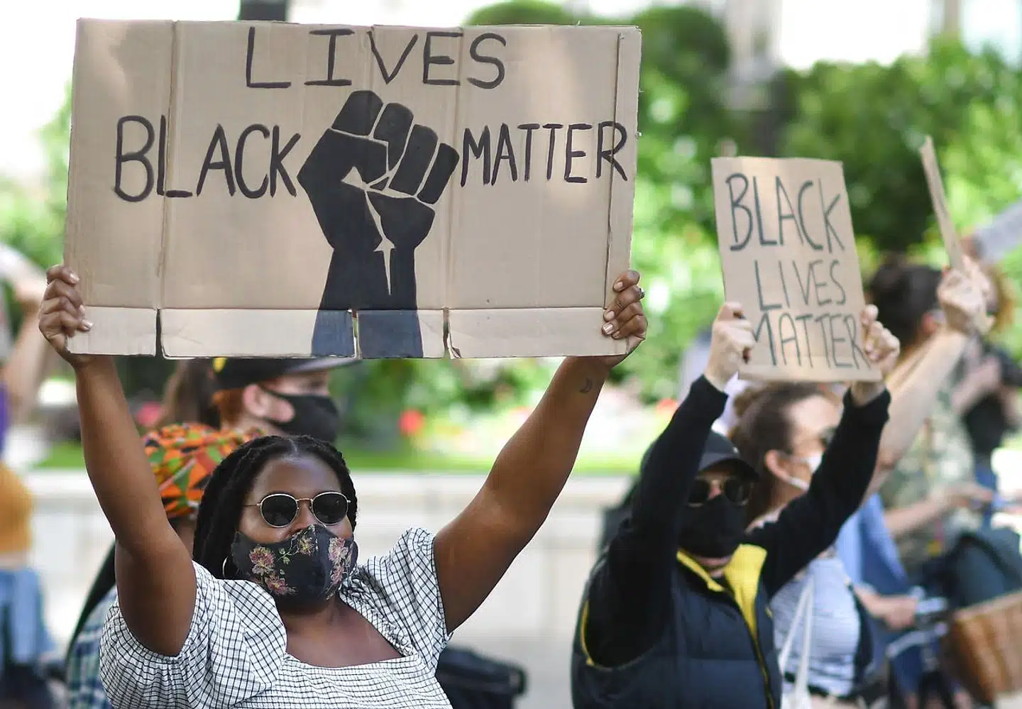 »Den systemiske racismes fædreland er USA, hvor opinionsundersøgelser viser, at Black Lives Matter (BLM) nu er mere populær end Præsident Trump, Joe Biden, Kongressen og Forsvaret. Også globalt er BLM den altdominerende højttaler for anklagerne om systemisk racisme, så det kunne være interessant at se, om påstanden holder vand,« skriver Asger Aamund.