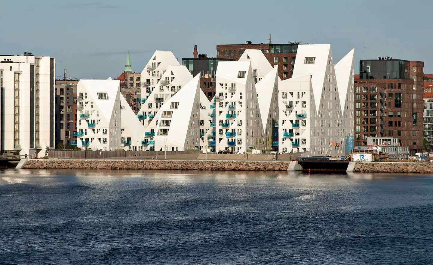Områder ved Aarhus Ø og Aarhus Lystbådehavn er plaget af støj og uroskabende adfærd. Sejlere på Aarhus Lystbådehavn fortæller blandt andet, at unge går om bord på deres både, selv om ejerne er til stede på båden.