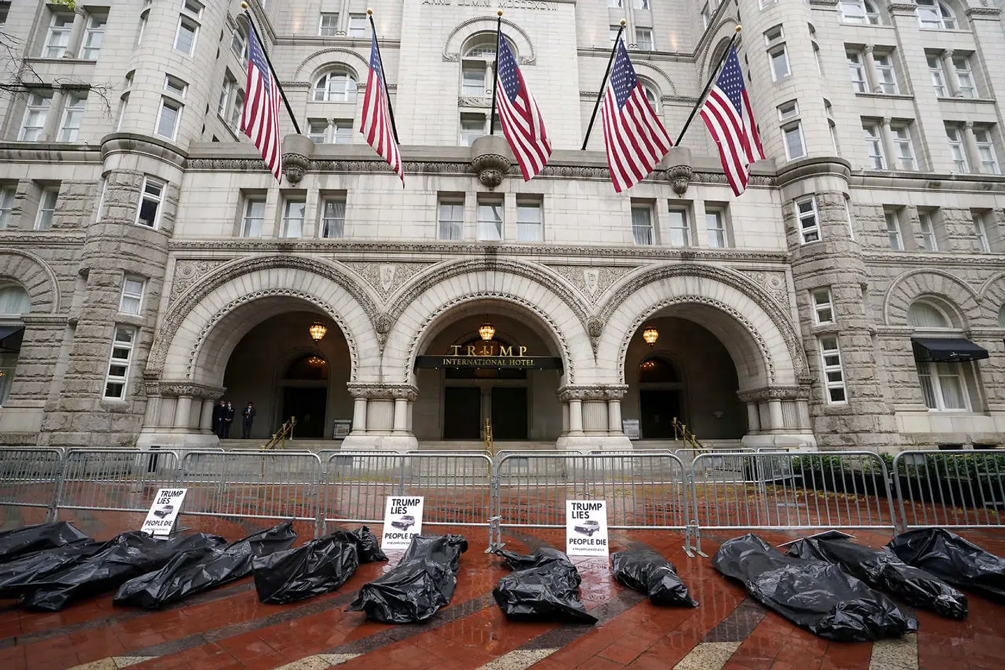 Demonstranter protesterer over Donald Trumps håndtering af coronakrisen foran Trump International Hotel i Washington, D.C., tæt på Det Hvide Hus, i april 2020. Hotellet har været i fokus for anklager om sammenblanding af Trumps politiske og forretningsmæssige interesser.