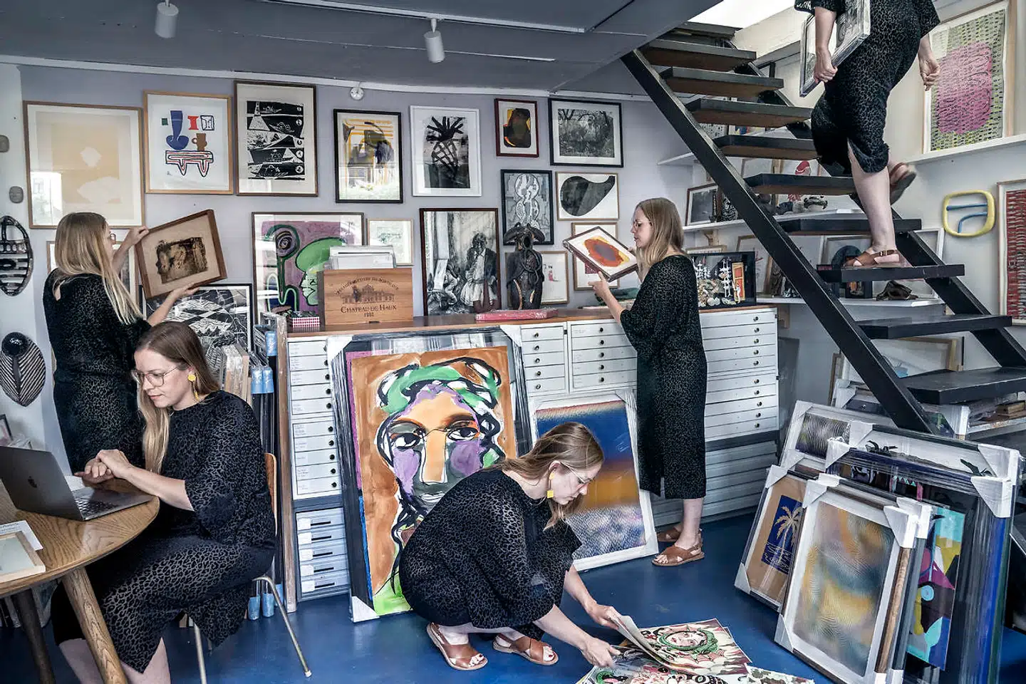 Anne Riber har i dag cirka 60 kunstnere tilknyttet Format Artspace. Nogle er nyprøvede og lovende, andre mere etablerede. Der er stadig værker med priser på cowbukse-niveau, mens andre er løbet lidt op.